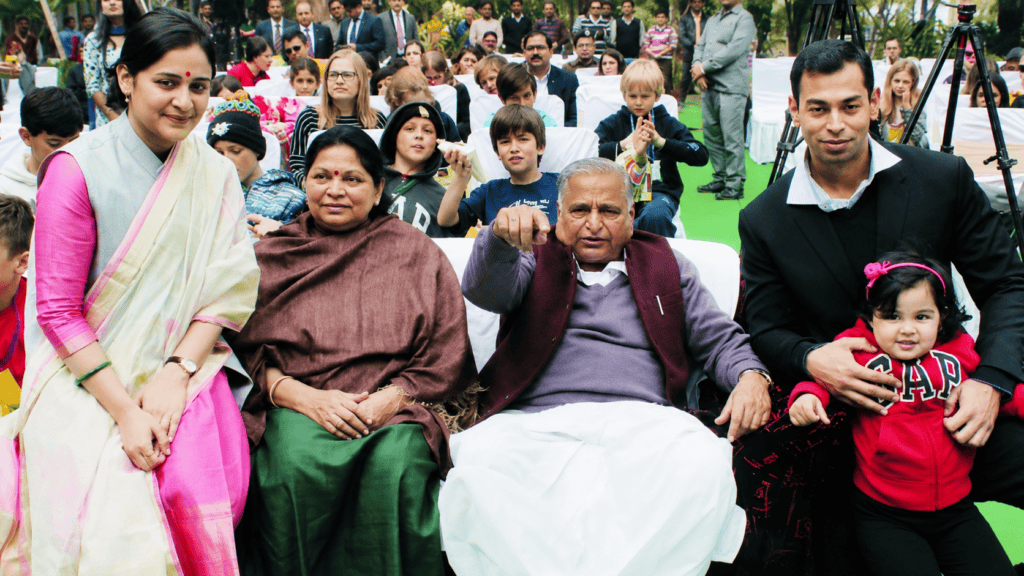 मुलायम सिंह यादव अपने परिवार के साथ एक सार्वजनिक कार्यक्रम में बैठे हुए, साथ में प्रतीक यादव, अपर्णा यादव और परिवार के अन्य सदस्य नजर आ रहे हैं।