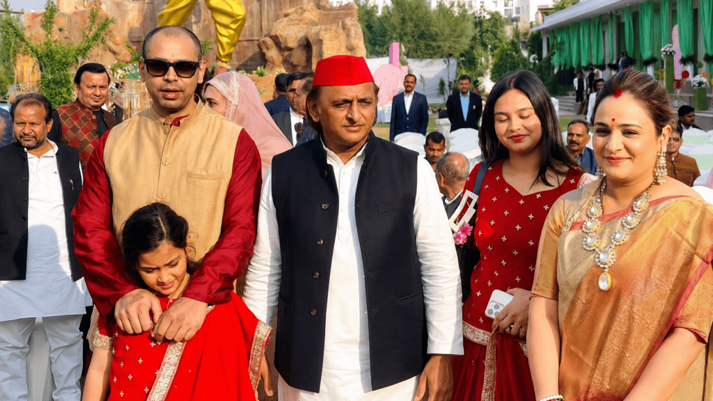 एक पारिवारिक समारोह में पारंपरिक पोशाक पहने लोग साथ खड़े दिखाई दे रहे हैं, तस्वीर में परिवार, राजनीति और निजी जीवन की भावनात्मक झलक नजर आती है।